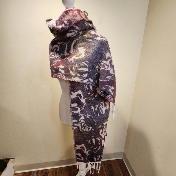 Steve Madden large Floral  scarf - Picture 4 of 11